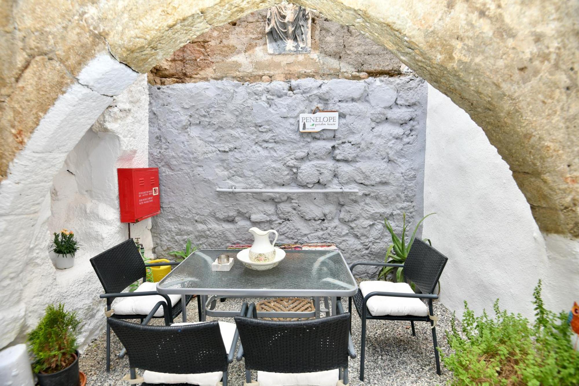 Penelope Garden House Old Town Apartment